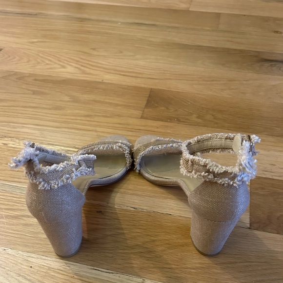Stuart Weitzman Tan Chaingang Frayed Heel Sandal Sz 8.5 $Orig $450 - Picture 6 of 9